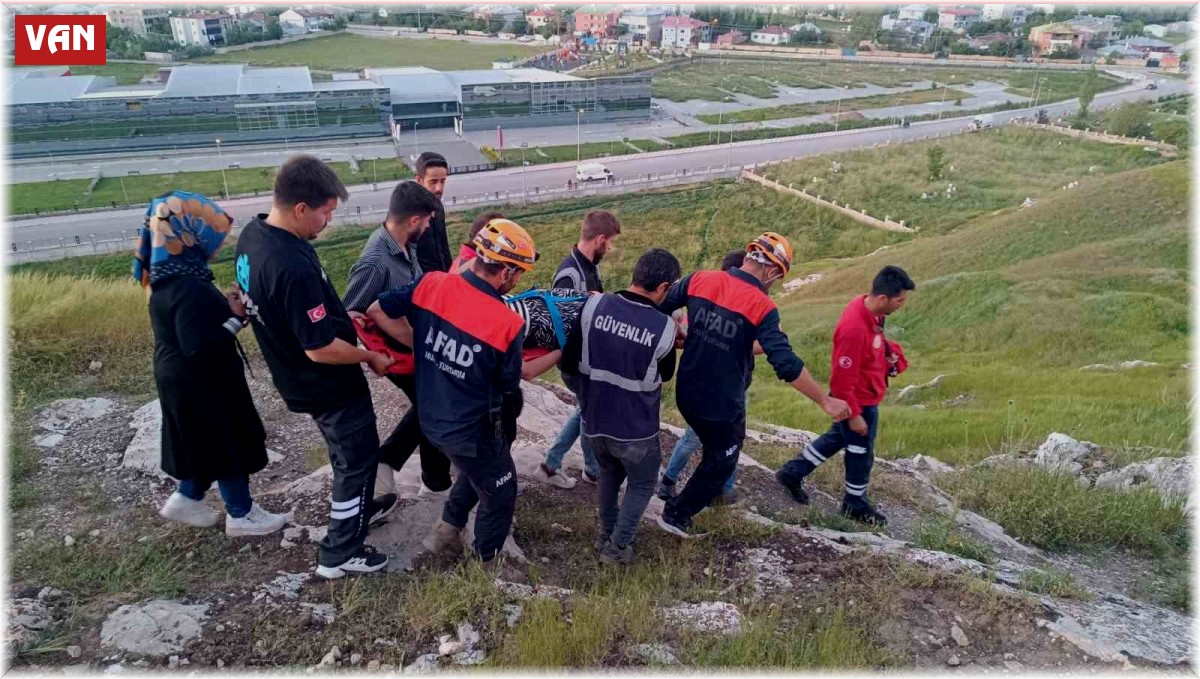 Van Kalesi'nde fotoğraf çektirmek isterken aşağı düştü