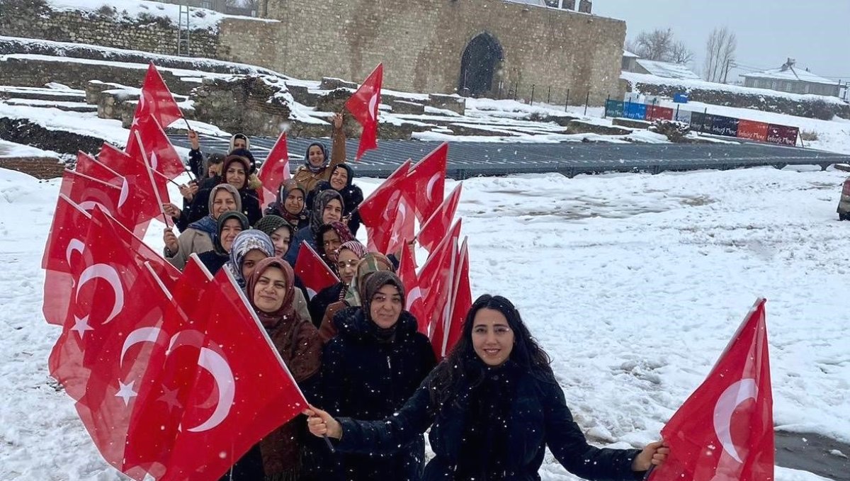 Van Kalesi'nde kadınlardan bayrak sevgisi yürüyüşü