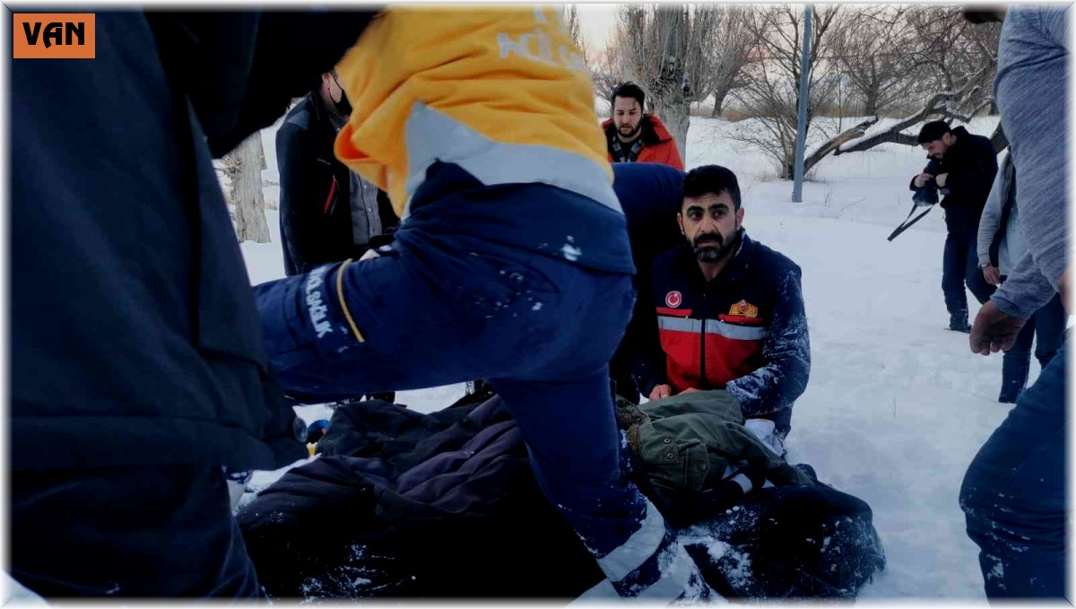 Van Kalesi'nde kendini boşluğa bırakan kız tedavi altına alındı