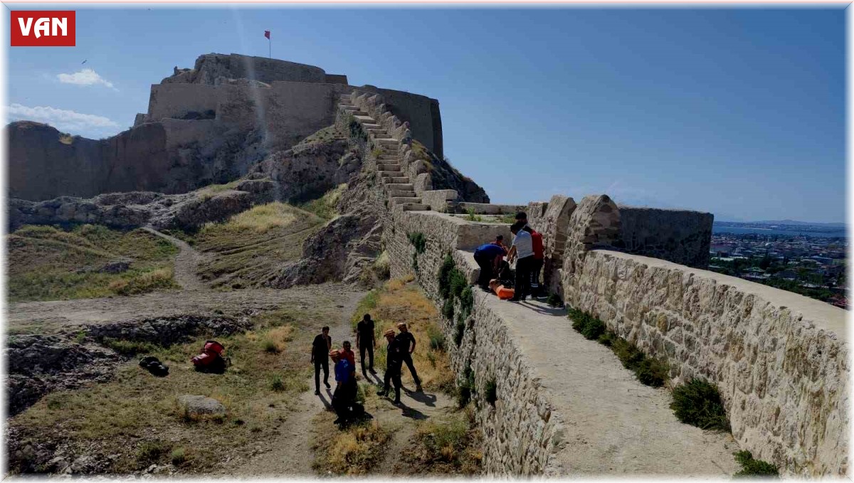 Van Kalesi'nden düşüp ayağı kırıldı, ekipler tarafından kurtarıldı