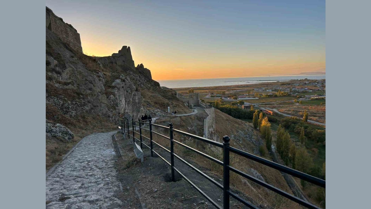 Van Kalesi'nin surlarına korkuluk yapıldı