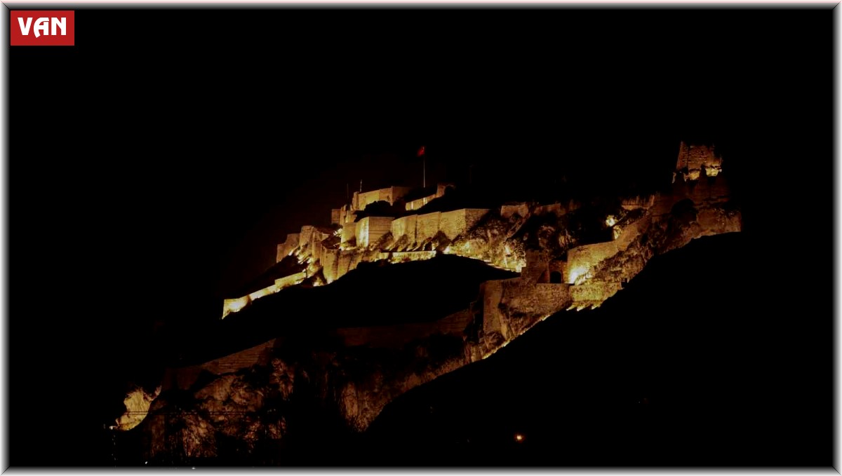 Van Kalesi yeni haliyle ışıl ışıl oldu