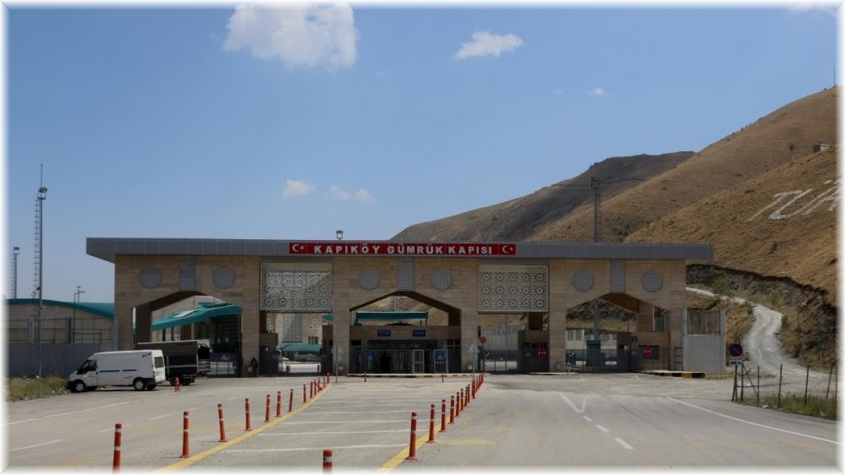 Van Kapıköy Gümrük Kapısı uzun zamandan sonra İran geçişine açıldı