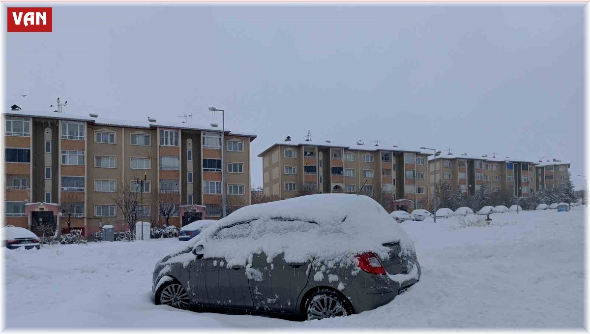 Van kar hapsinde: 671 yerleşim yerinin yolu ulaşıma kapandı
