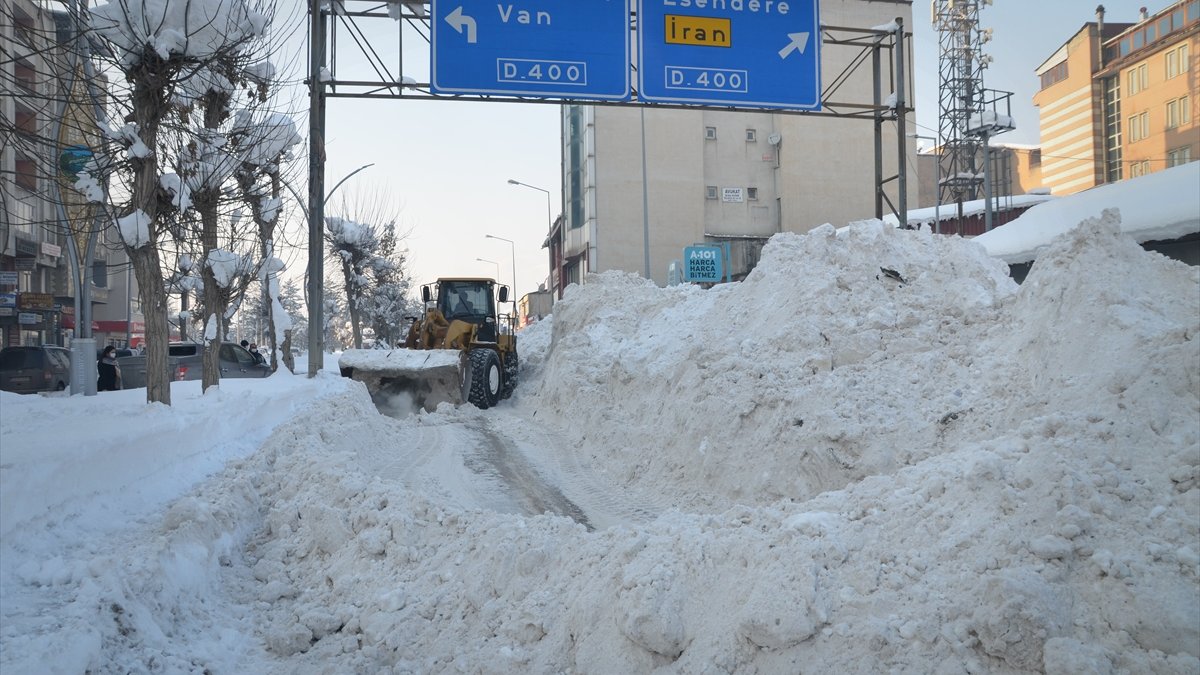 Van, Muş, Bitlis ve Hakkari'de 114 yerleşim birimine ulaşım sağlanamıyor