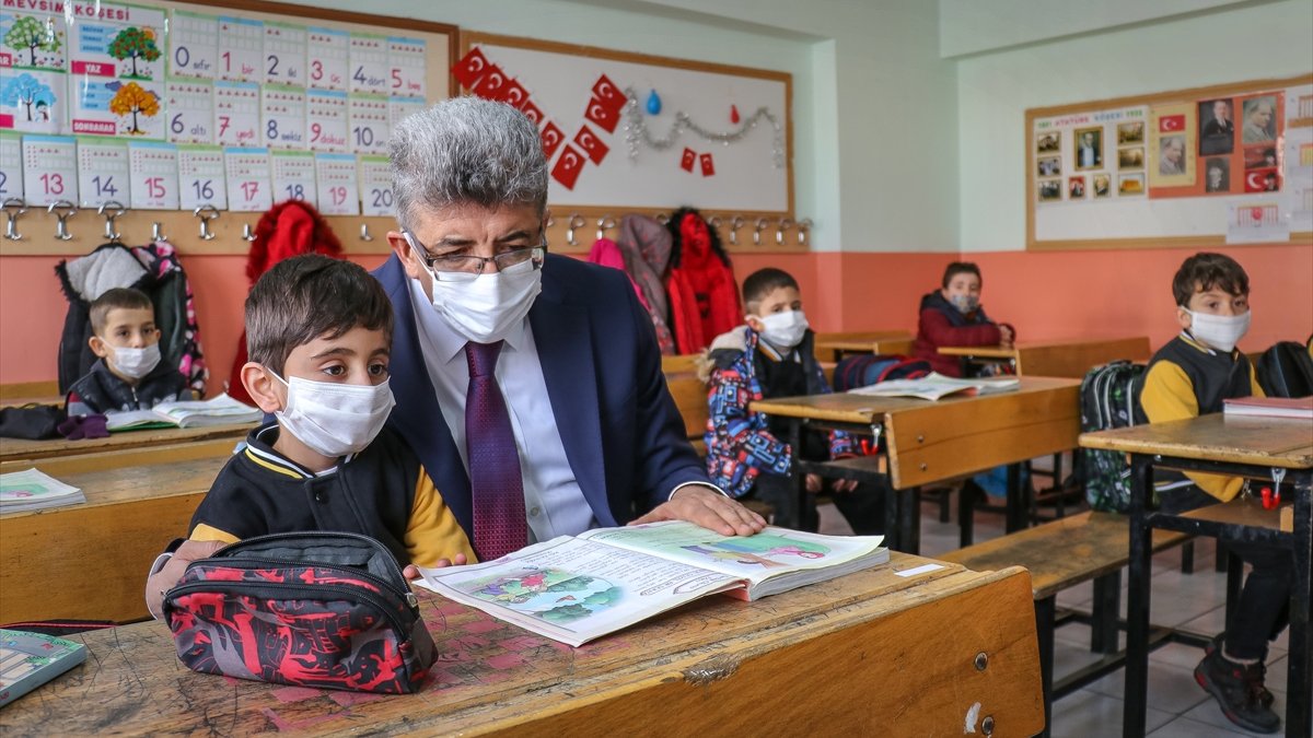 Van, Muş, Bitlis ve Hakkari'de yeni normalleşme süreciyle okullarda yüz yüze eğitime başlandı
