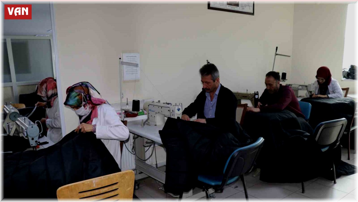 Van Olgunlaşma Enstitüsü depremzedeler için tulum, battaniye ve yelek üretiyor