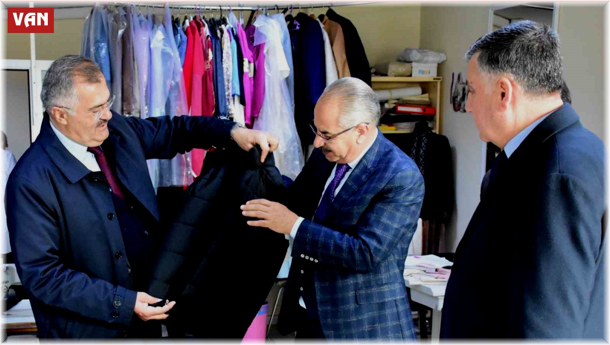 Van Olgunlaşma Enstitüsü depremzedeler için tulum, battaniye ve yelek üretiyor