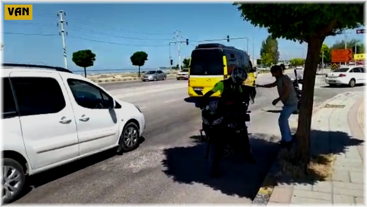 Van polisi 35 öğrenciyi sınava yetiştirdi