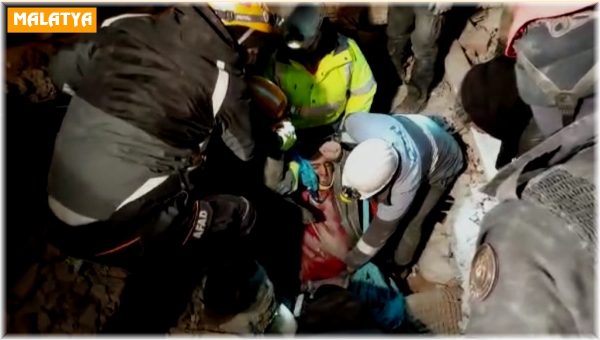 Van polisi 43 saat sonra 2 vatandaşı daha tekbirlerle enkaz altından sağ çıkardı