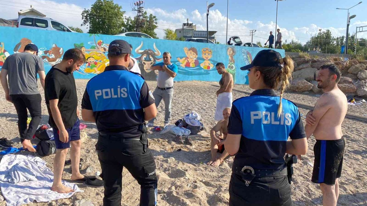 Van polisi boğulmalara karşı bilgilendirme çalışmalarını sürdürüyor