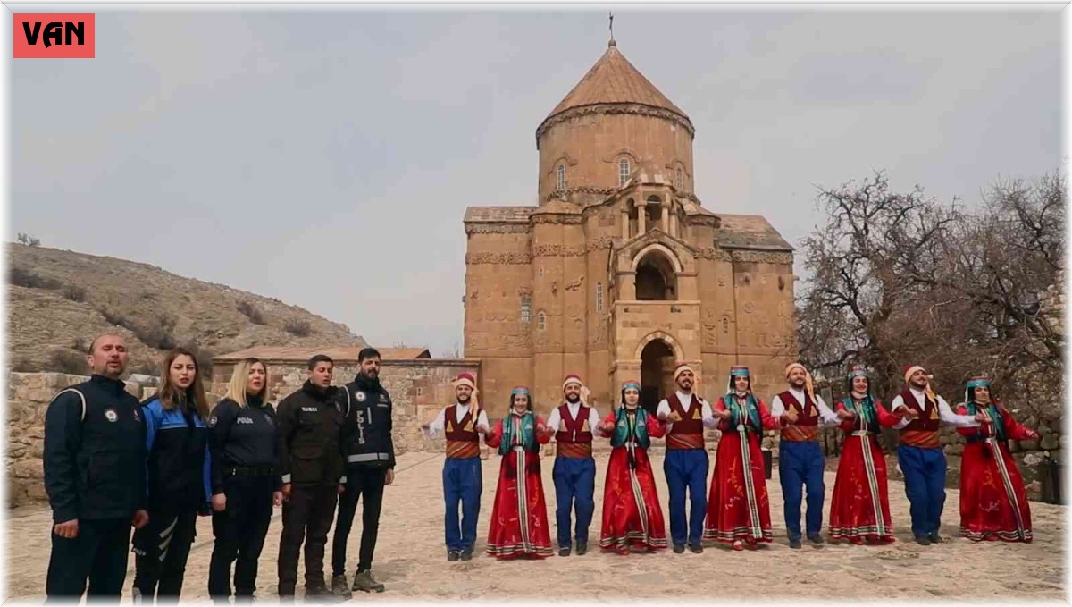 Van polisi görev yaptığı şehri türkülerle tanıttı