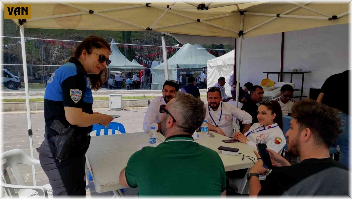 Van polisi halkı bilgilendirmeye devam ediyor