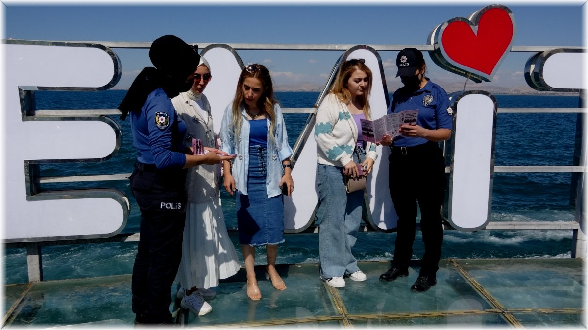 Van polisi, kadınlara KADES uygulamasını tanıttı