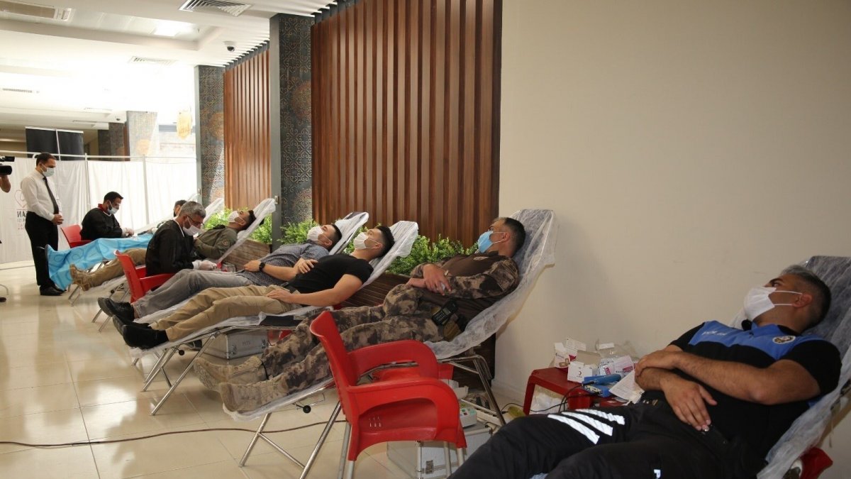 Van polisi Kızılay'a kan bağışında bulundu