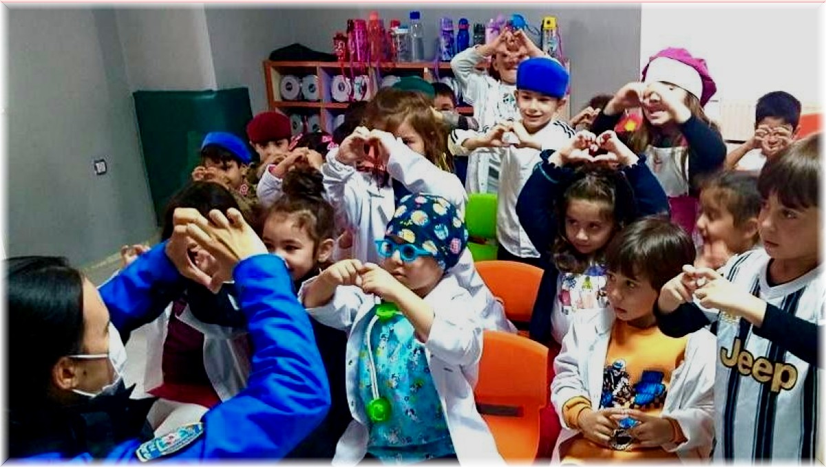 Van polisi minik öğrencilerle bir araya geldi