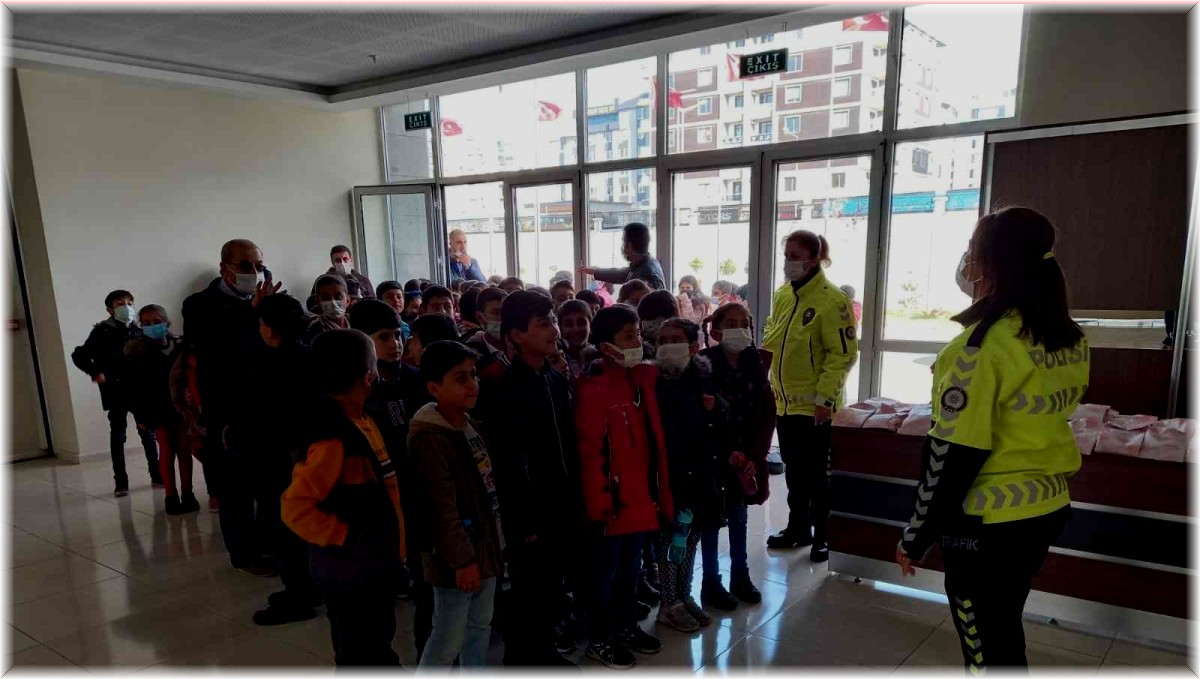 Van polisi öğrencileri misafir etti