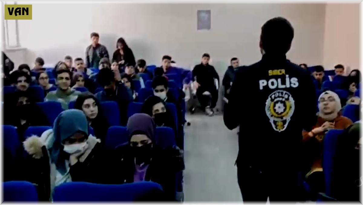 Van polisi öğrencileri siber suçlara karşı bilgilendirdi