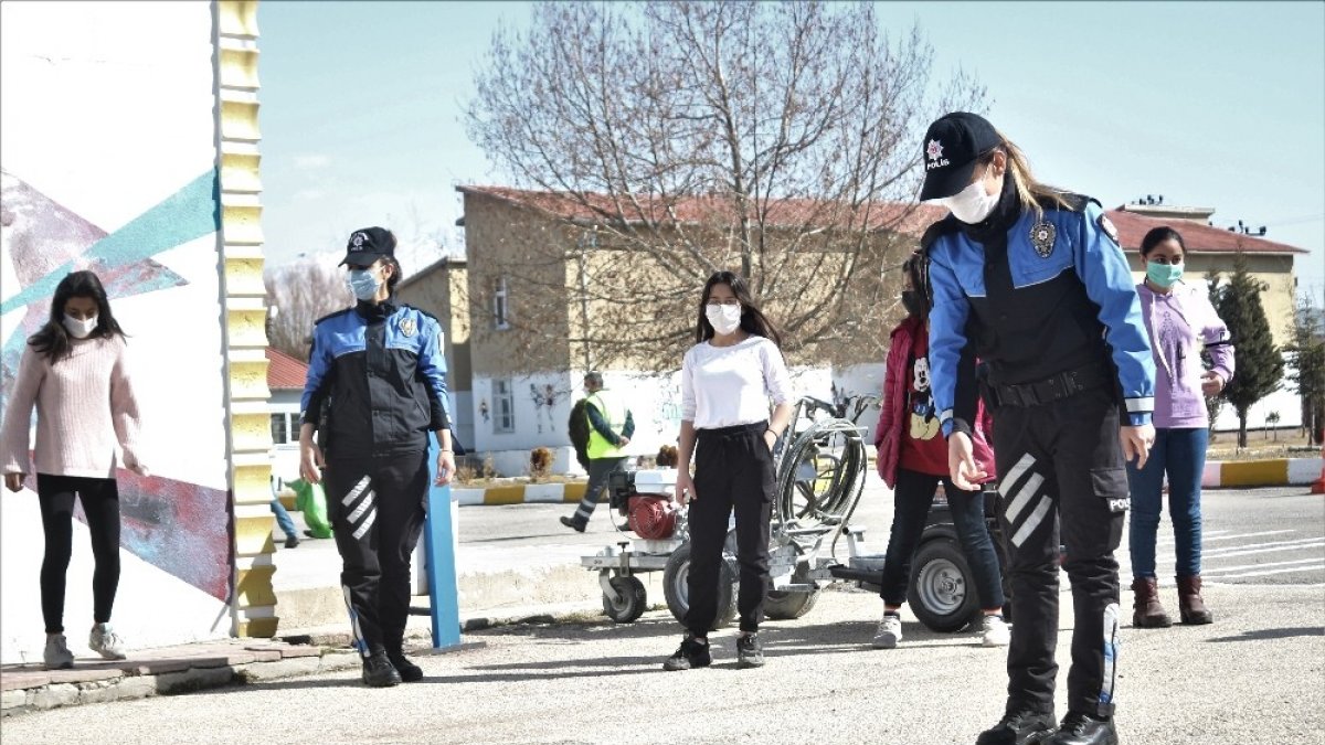 Van polisi öğrencilerle seksek oynadı