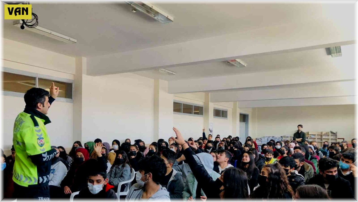 Van polisinden 215 öğrenciye trafik eğitimi verildi
