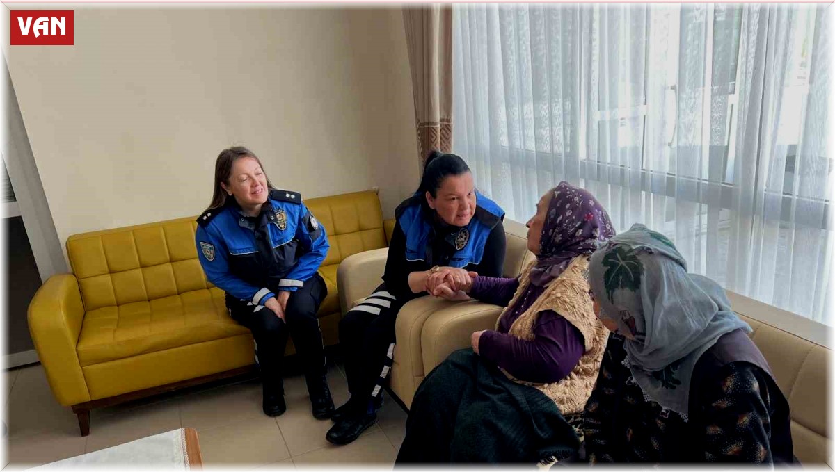 Van polisinden Anneler Günü etkinliği