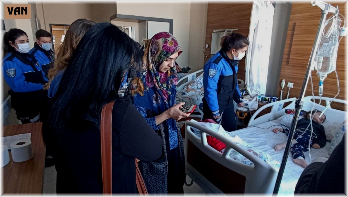 Van polisinden hasta çocuklara moral ziyareti