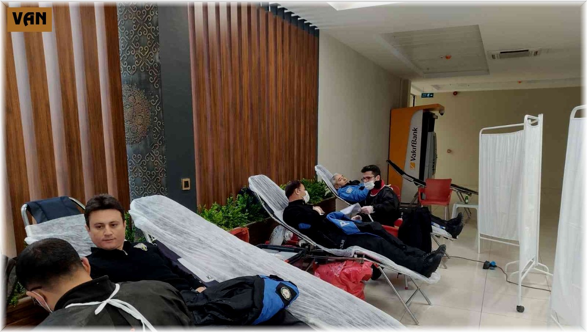 Van polisinden kan bağışı