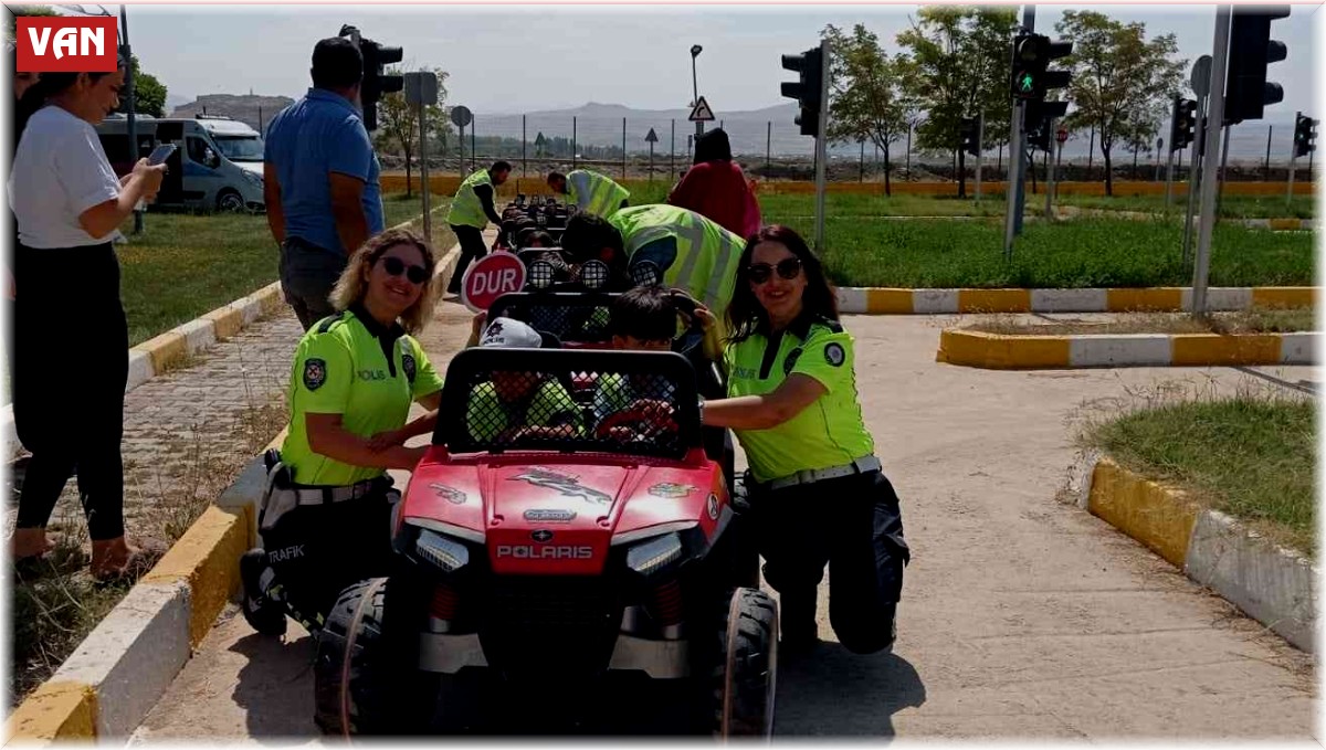 Van polisinden minik öğrencilere trafik eğitimi