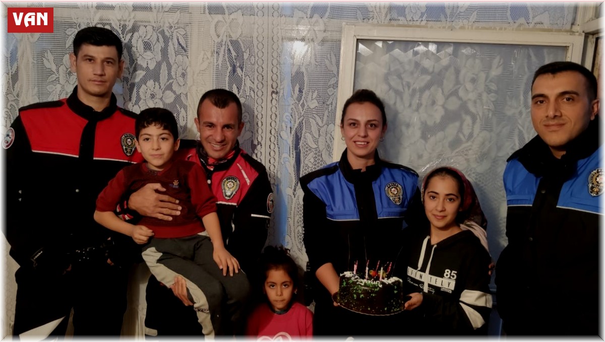 Van polisinden sürpriz doğum günü