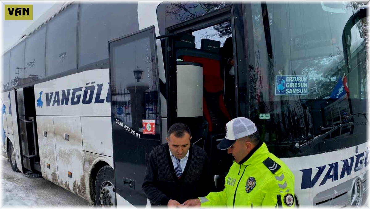 Van polisinden sürücü ve yolculara bilgilendirme