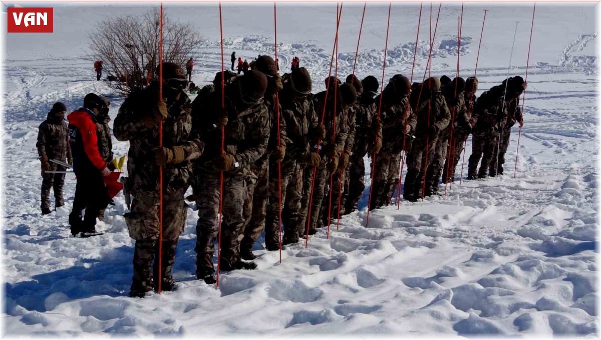 Van polisine çığ eğitimi veriliyor