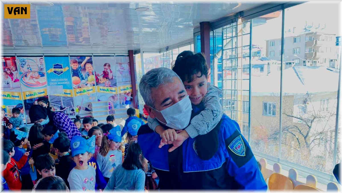 Van polisinin öğrencilere yönelik bilgilendirme çalışmaları devam ediyor