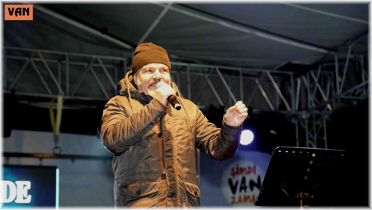 Van Shopping Fest kapsamında dengbêjler sahne aldı