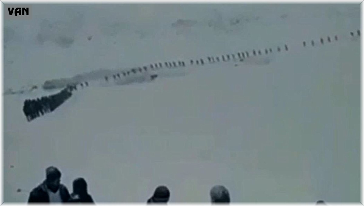 Van Valiliğinden karda tek sıra yürüyen kişilerle ilgili açıklama