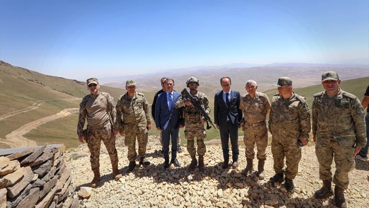 Van Valisi Balcı, İran sınırında görev yapan Mehmetçikle bayramlaştı