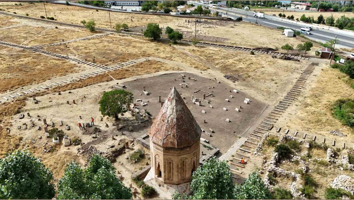 Van Valisi Balcı, Selçuklu Mezarlığı'ndaki çalışmaları inceledi