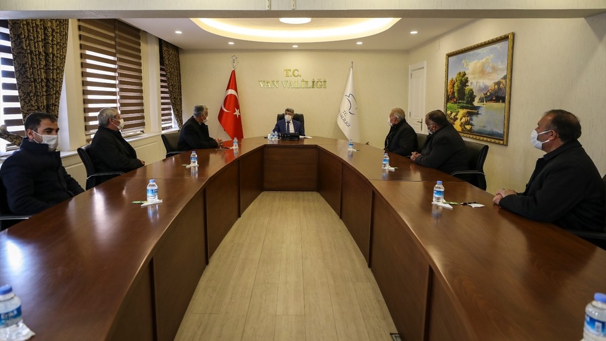 Van Valisi Bilmez, muhtarlarla bir araya geldi