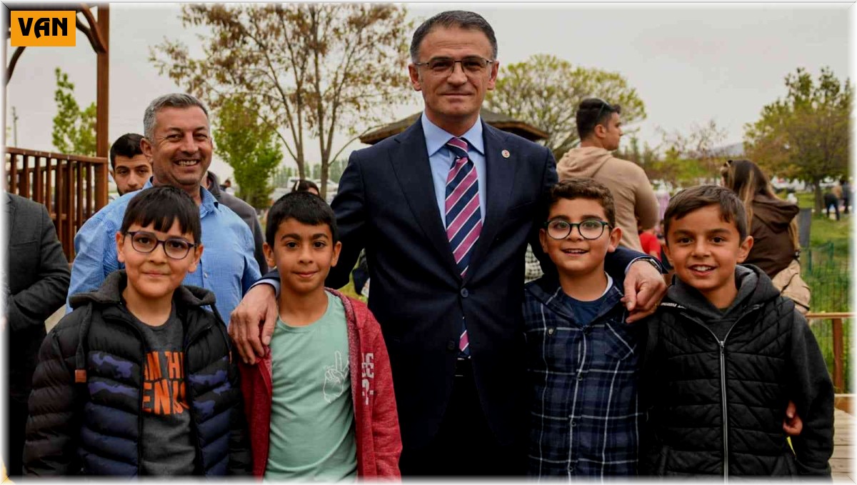 Van Valisi Dr. Ozan Balcı, uçan balıkların göçünü izledi