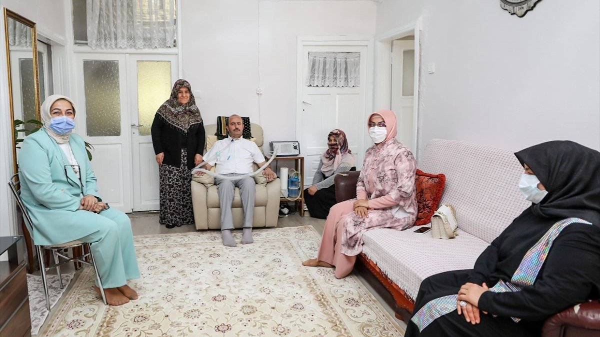 Van Valisi Mehmet Emin Bilmez'in eşi Meral Bilmez ALS hastasını ziyaret etti