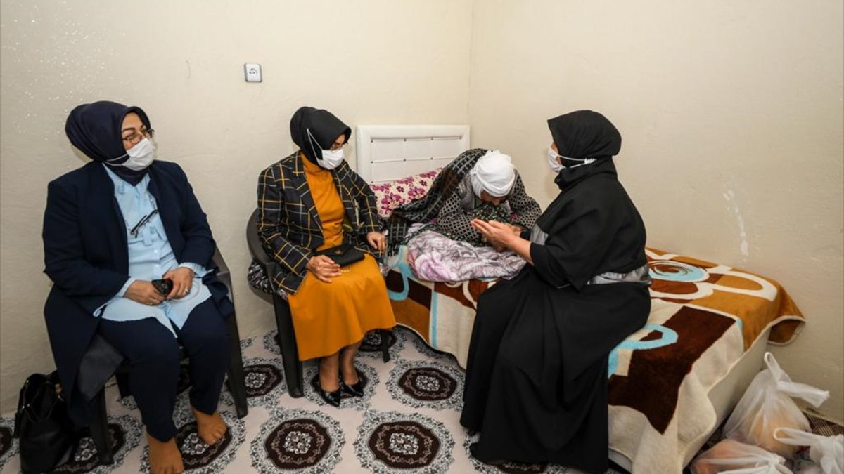 Van Valisi Mehmet Emin Bilmez'in eşi Meral Bilmez'in aile ziyaretleri sürüyor