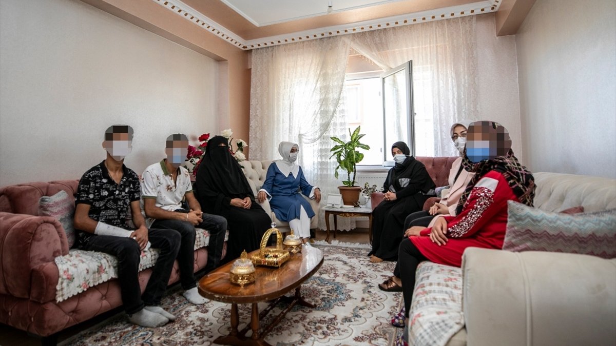 Van Valisi Mehmet Emin Bilmez'in eşi Meral Bilmez kanser hastası kadını ziyaret etti