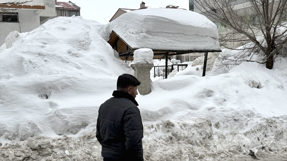 Van ve Bitlis'te 6 yerleşim birimine kardan ulaşım sağlanamıyor