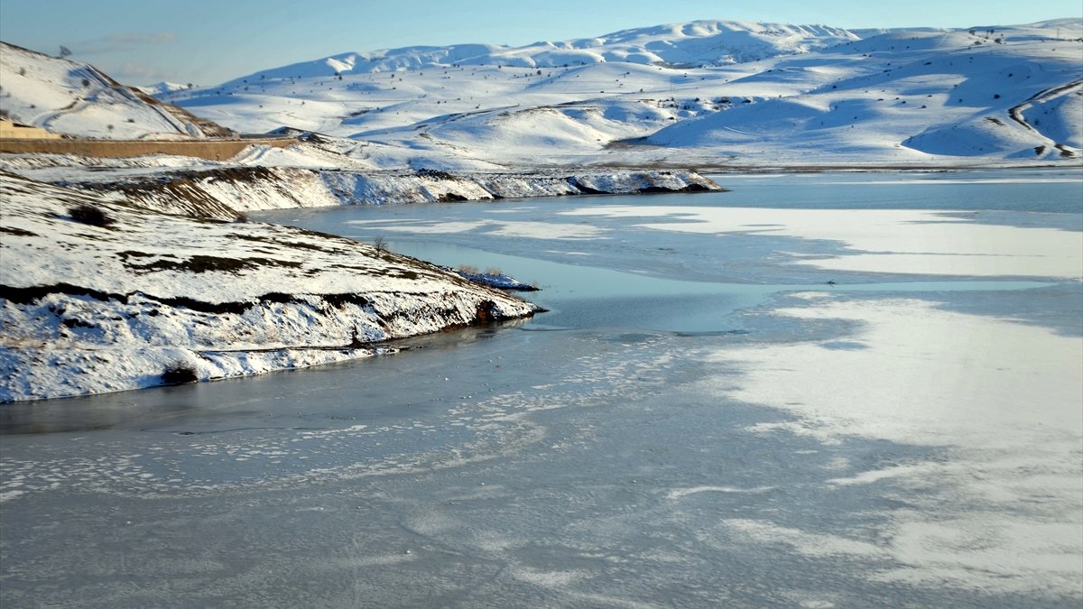 Van ve Bitlis'te 8 yerleşim biriminin yolu kapandı