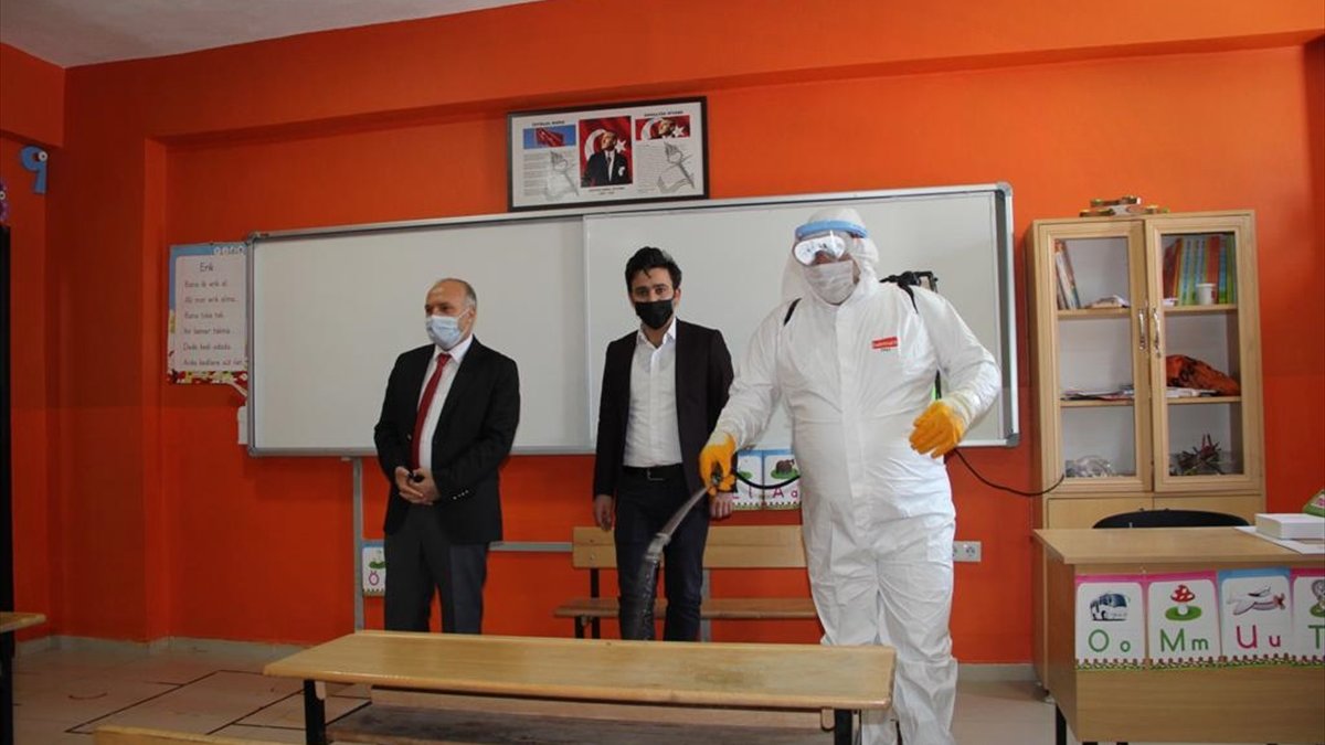 Van ve Bitlis'te yüz yüze eğitime başlayacak okullar dezenfekte edildi