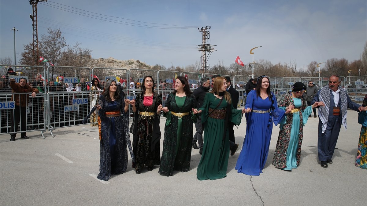 Van ve Hakkari'de nevruz kutlaması