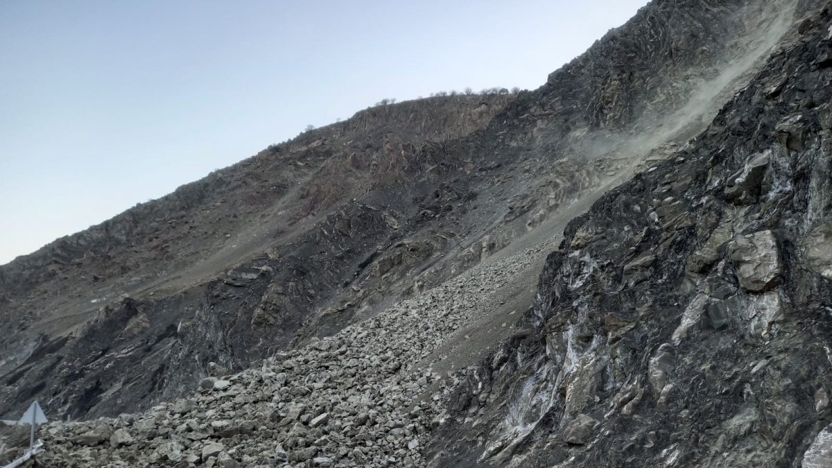 Van - Yüksekova karayolunda heyelan