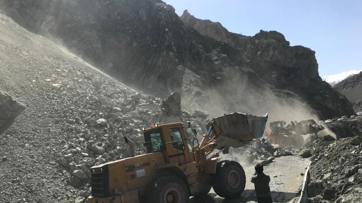 Van-Yüksekova karayolunda ikinci heyelan