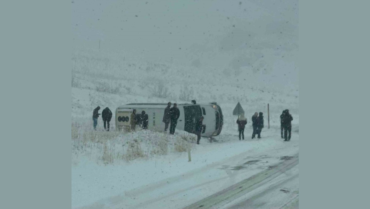 Van-Yüksekova karayolunda minibüs yolda çıkarak yan yattı