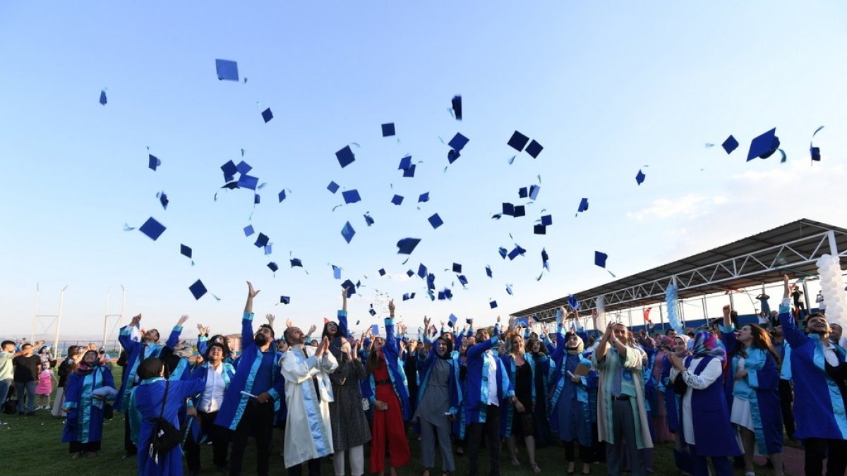 Van Yüzüncü Yıl Üniversitesinde mezuniyet coşkusu