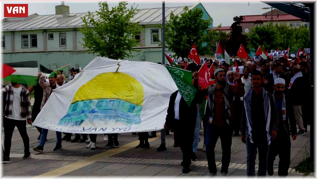 Van YYÜ'de akademisyen ve öğrencilerden Filistin için 'sessiz' yürüyüş
